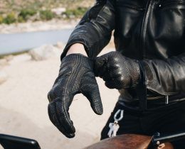 dgt es obligatorio llevar guantes en moto