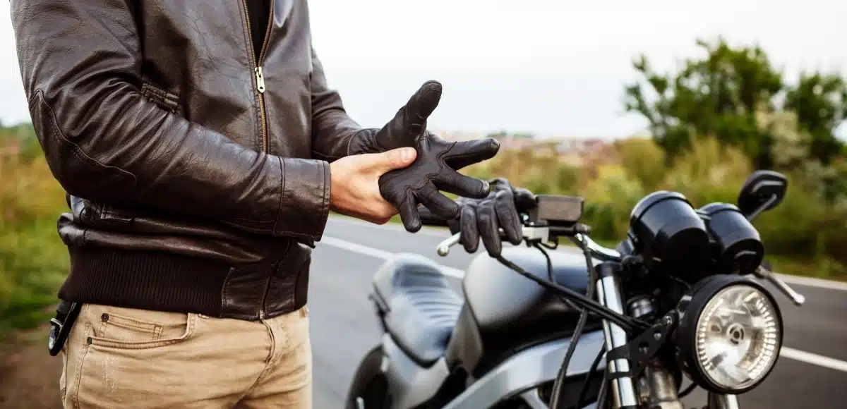 obligatoriedad llevar guantes en una moto